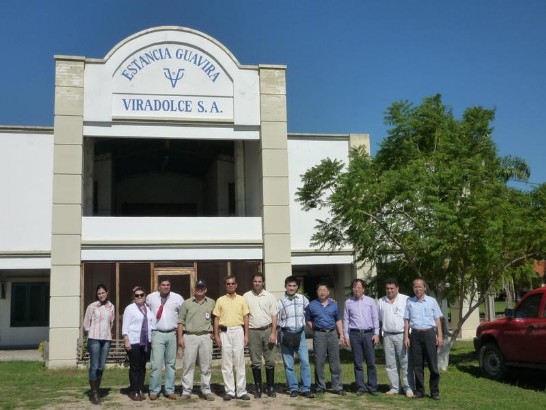 2010.05.07 黃大使等與牧場負責人等合影