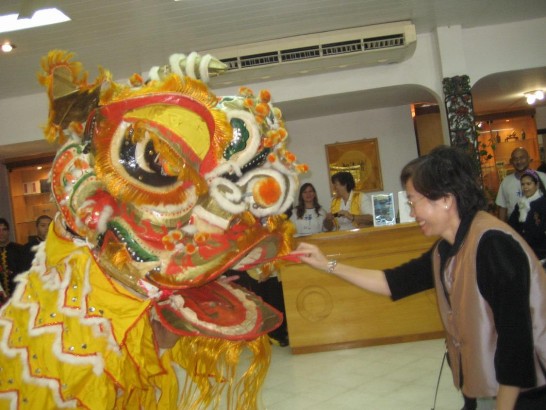 2010.05.10 黃大使夫人致贈舞獅紅包
