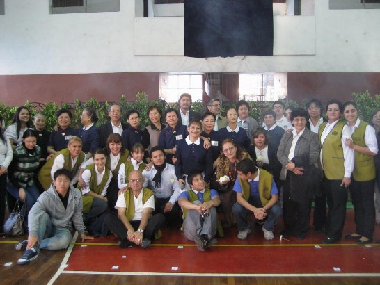 2010.05.10 黃大使夫人與慈濟亞松森聯絡處工作人員及志工合影