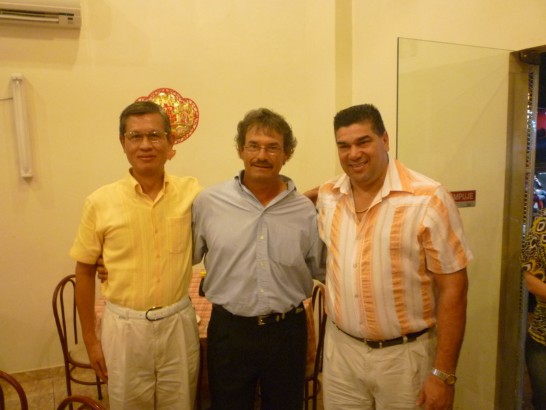 2010.05.06 黃大使與巴國高球職業選手Carlos Franco(中)及巴拉圭駐華大使馬旭耀(Carlos Martinez，右)餐敘前合影