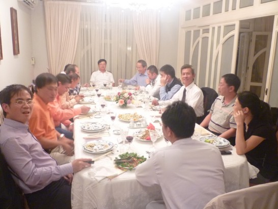 2010.05.05 黃大使與賓客攝於工作餐會。