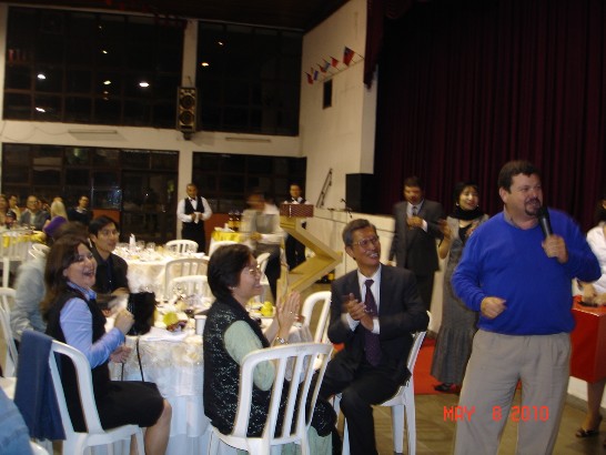 2010.05.07 巴國教育部次長賽拉菲尼女士之夫婿高唱卡拉OK。