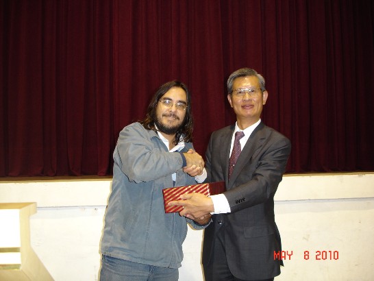 2010.05.07 黃大使將大獎親交得獎者。