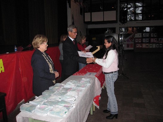 2010.05.17黃大使頒發結業證書。