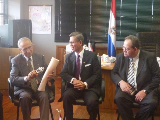 2010.05.19拜會工商部長瑞巴斯會談合影。