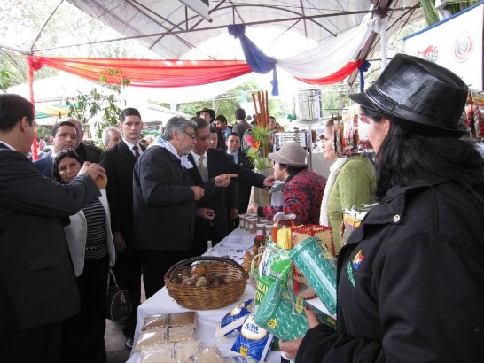 2010.05.20黃大使陪同盧戈總統參觀參展攤位