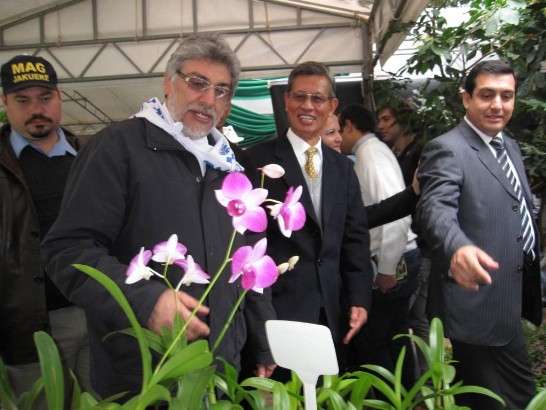 2010.05.20黃大使陪同盧戈總統與農牧部部長參觀我技術團展示之蘭花
