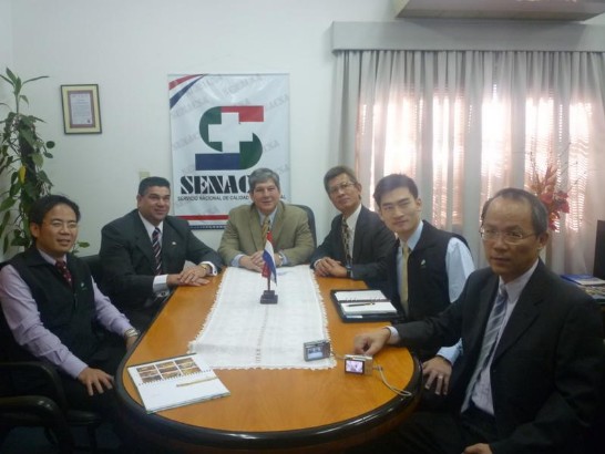 2010.05.04黃大使與Rojas局長及訪團成員等在巴國動物衛生檢疫局合影。