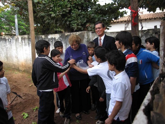 2010.06.15 黃大使聯昇與巴國第一夫人梅西德絲盧戈巡視巴京校園菜圃
