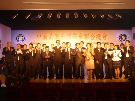 2010.06.13僑委會晚宴與會嘉賓合唱「愛拼才會贏」。