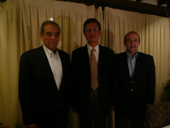 2010.06.16 黃大使與Antonio J. Vierci董事長（左一）及Alejandro Peralta Vierci總經理（右一）合影