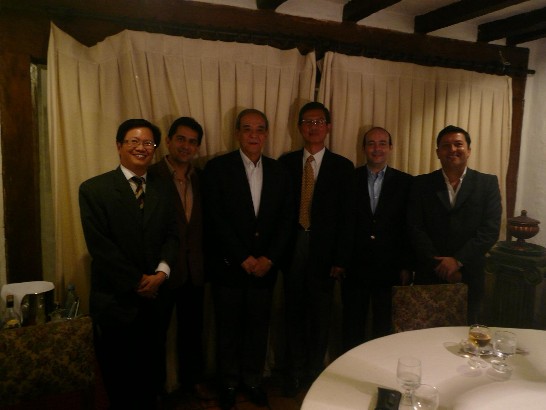 2010.06.16 黃大使及與宴人員合影（左二Carlos Baez經理，左三Antonio J. Vierci董事長，右一Oscar Ayala社長，右二Alejandro Peralta Vierci總經理。