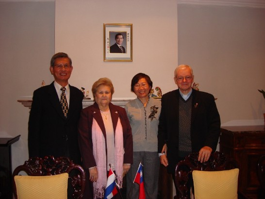 2010.05.27 黃大使夫婦與天主教大學校長Michel GIBAUD博士及副校長Carmen QUINTANA女士合影