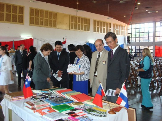2010.06.25駐巴拉圭黃大使聯昇夫婦參加於中正學校舉行的巴國圖書節活動
