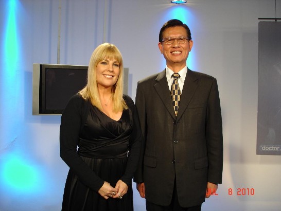 2010.07.09 黃大使接受「Red Guaraní電視台」醫學節目「居家醫生」（Doctor en Casa）節目主持人Bibi Landó女士專訪