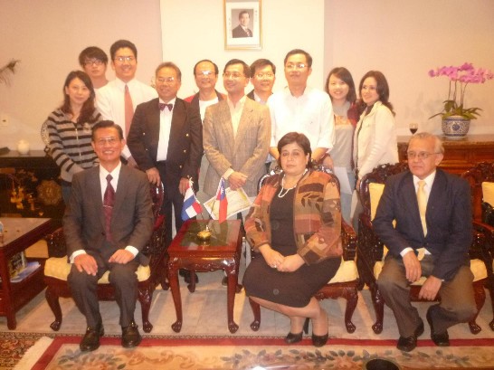 2010.07.09 駐巴拉圭黃大使聯昇夫婦晚宴衛生部長馬丁妮斯及國合會行動醫療團成員一行