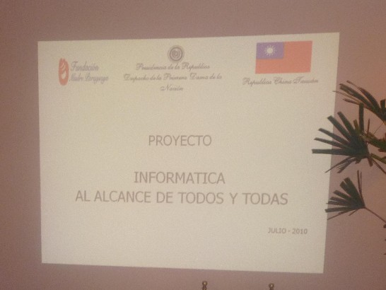 2010.07.13黃大使聯昇簽署捐助巴拉圭第一夫人辦公室「人人用電腦計畫」議事錄