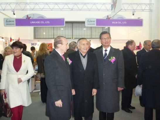 2010.07.16 黃大使與巴拉圭全國公民道德聯盟主席（UNACE）主席歐威多（Lino Oviedo）（中）等合影。