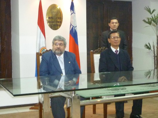 2010.07.20 黃大使聯昇與巴拉圭拉科納達外長簽署「強化外交部電腦資訊設備及購置外館製作機器判讀護照設備計畫」捐贈議事錄