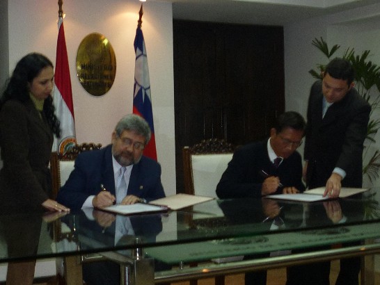 2010.07.20 黃大使聯昇與巴拉圭拉科納達外長簽署「強化外交部電腦資訊設備及購置外館製作機器判讀護照設備計畫」捐贈議事錄