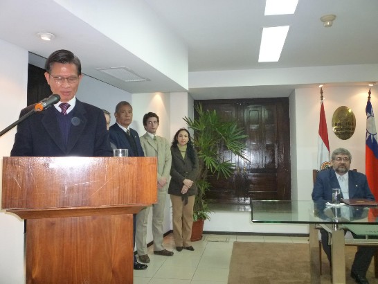 2010.07.20 黃大使聯昇與巴拉圭拉科納達外長簽署「強化外交部電腦資訊設備及購置外館製作機器判讀護照設備計畫」捐贈議事錄