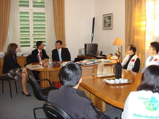 2010.06.30駐巴拉圭黃大使聯昇陪同國合會行動醫療團拜會衛生部次長西梅雷斯