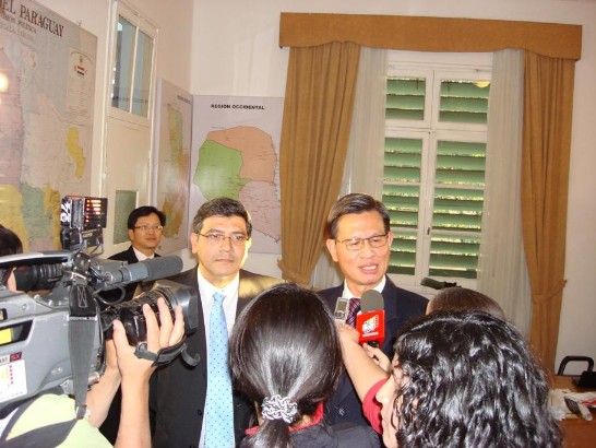 2010.07.01駐巴拉圭黃大使聯昇陪同國合會行動醫療團拜會衛生部次長西梅雷斯