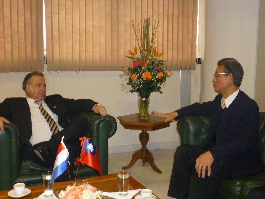 2010.07.22 駐巴拉圭黃大使聯昇拜會新任國會議長兼參議長龔薩雷斯