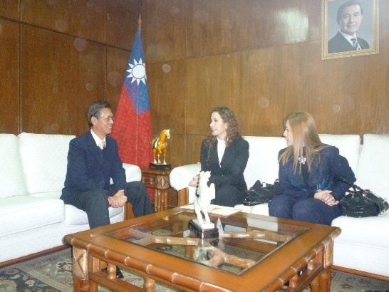 2010.07.22駐巴拉圭黃大使聯昇接見巴青年吉他演奏家Diana Ferreira Da Costa