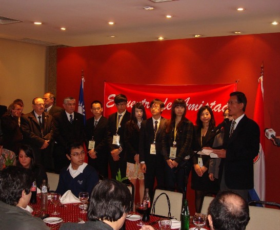 2010.07.26 黃大使主持我「國際青年大使」訪團來巴記者餐會