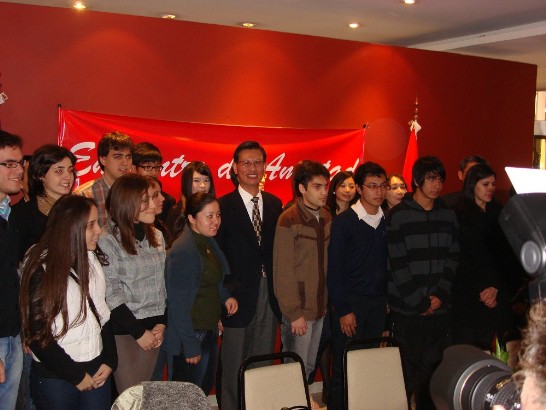 2010.07.26 黃大使主持我「國際青年大使」訪團來巴記者餐會