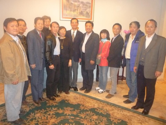 2010.07.26黃大使歡送參展廠商晚宴後合影