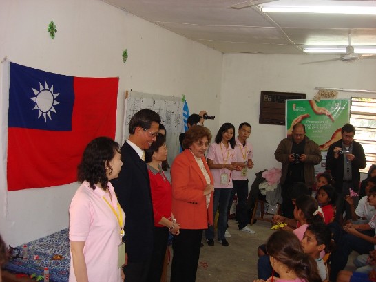 2010.07.28我國「國際青年大使」於亞松森市展開「貧童活動」文化交流