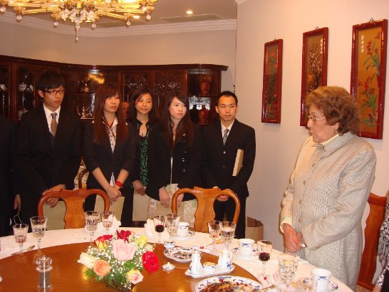 2010.08.06 黃大使設宴為「國際青年大使」訪團餞行