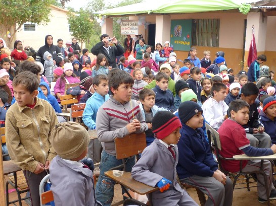 2010.08.13 黃大使夫婦與巴第一夫人發送貧童玩具