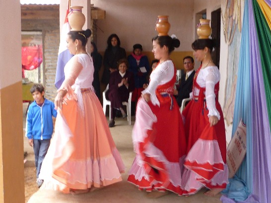 2010.08.13黃大使夫婦與巴第一夫人發送貧童玩具