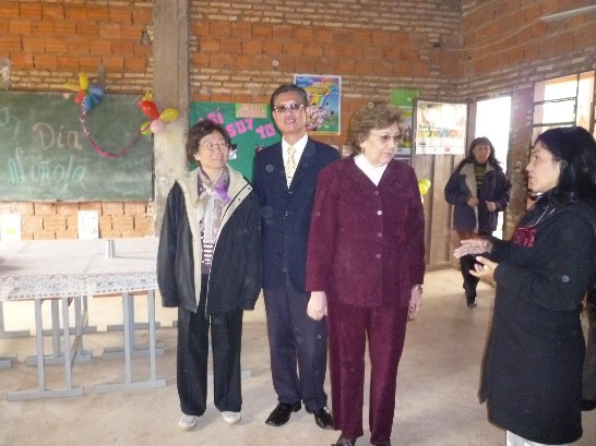 2010.08.13黃大使夫婦與巴第一夫人發送貧童玩具