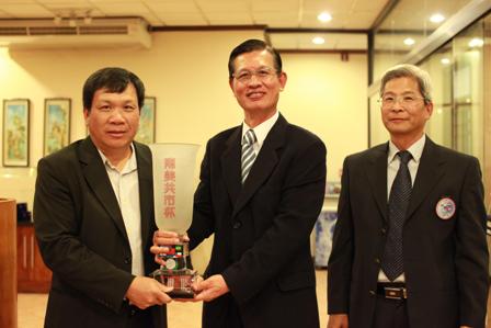 阿根廷球會會長黃國輝(左)接下2011年球賽會盃