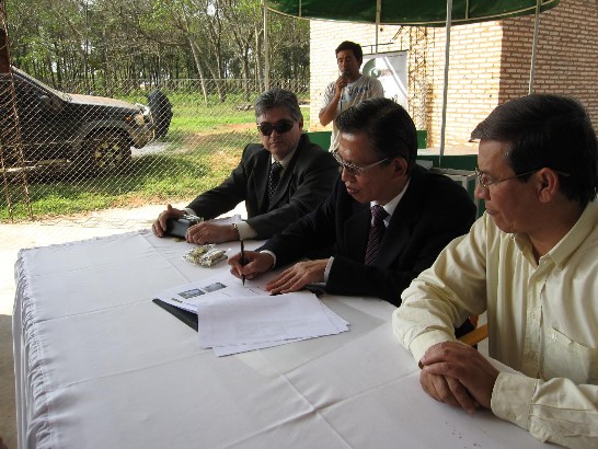 2010.08.17 黃大使主持食品加工設備捐交巴國芝麻農協會儀式