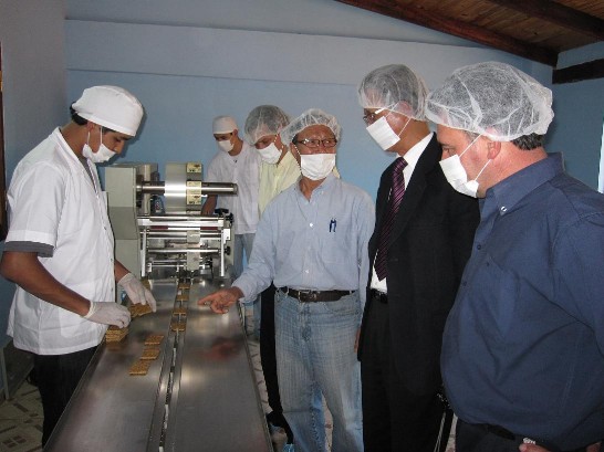 2010.08.17 黃大使主持食品加工設備捐交巴國芝麻農協會儀式