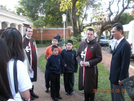 2010.07.30我國「國際青年大使」赴亞松森市天主教教會學校進行文化交流