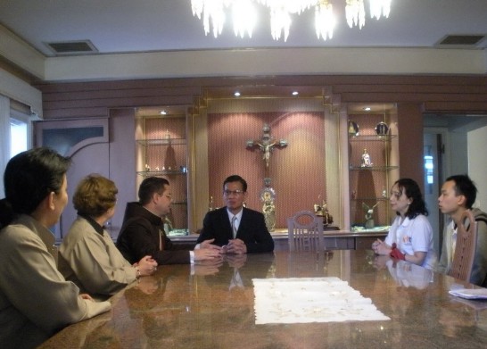 2010.07.30我國「國際青年大使」赴亞松森市天主教教會學校進行文化交流