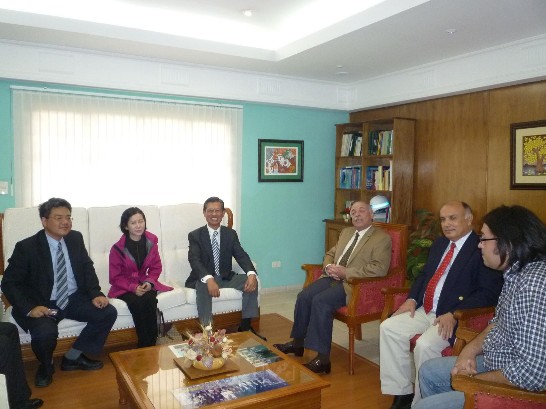 2010.08.23 拜會亞松森大學校長Pedro González。