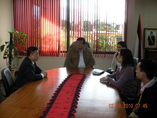 2010.08.02 國際青年大使訪團拜會Minga Guazú市長及於鮑斯高慈幼會學校進行中華傳統民俗文化教學。