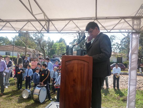 2010.09.07 黃大使聯昇應邀搭乘小飛機出席巴拉圭內地公路啟用典禮