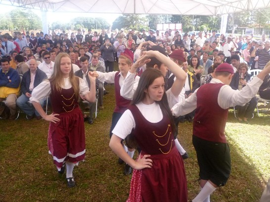 2010.09.07 黃大使聯昇應邀搭乘小飛機出席巴拉圭內地公路啟用典禮