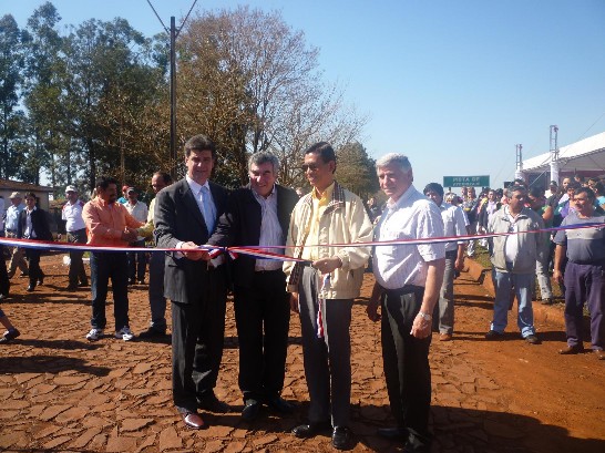 2010.09.07 黃大使聯昇應邀搭乘小飛機出席巴拉圭內地公路啟用典禮