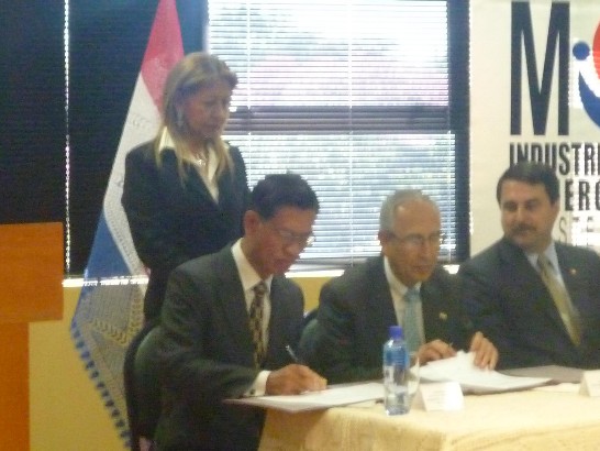 2010.09.08 黃大使聯昇應邀與巴拉圭工商部同慶工業日