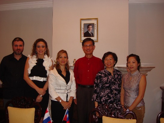 2010.09.12 黃大使餐會前與受邀貴賓合影