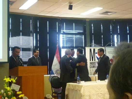 2010.09.09 黃大使聯昇應邀與巴拉圭工商部同慶工業日